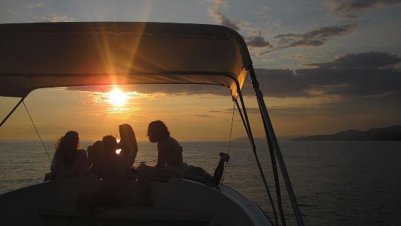 Esperienza di tour in barca al tramonto alle Cinque Terre