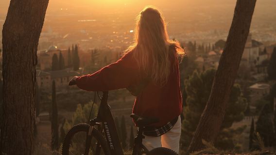 Granada: Vistas del atardecer desde la Alhambra y Sierra Nevada en bicicleta eléctrica