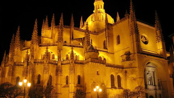 Recorrido por las Leyendas y Misterios de Segovia en español