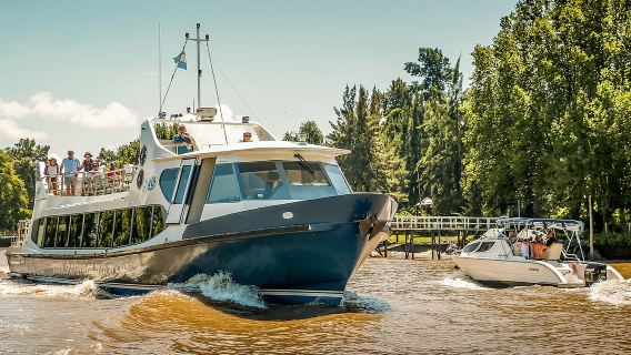 Tigre: Barco premium navegando a Puerto Madero