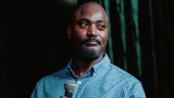 Las Vegas: Große schwarze Comedy-Show mit Getränk