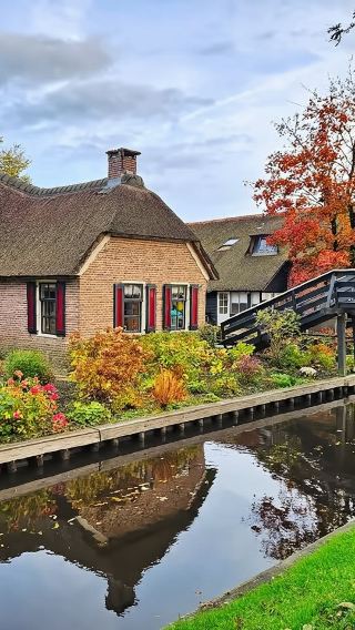 1-day tour from Amsterdam, Netherlands to Giethoorn and Windmill Village with Giethoorn cruise