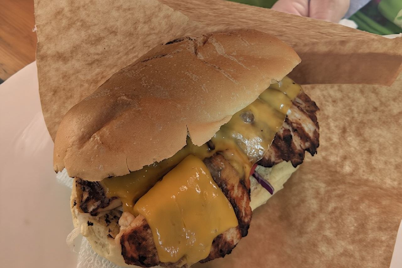 티라나 길거리 음식 투어: 특별한 맛과 숨은 명소를 발견하세요