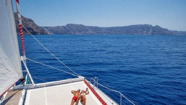 Pelayaran Katamaran di Santorini dengan BBQ, Minuman, dan Transfer