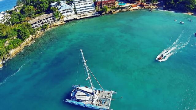 カタマランデイトリップ、シュノーケリング＆セーリングツアー