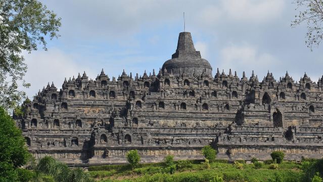 Tour privado todo incluido por Borobudur con subida completa y Prambanan
