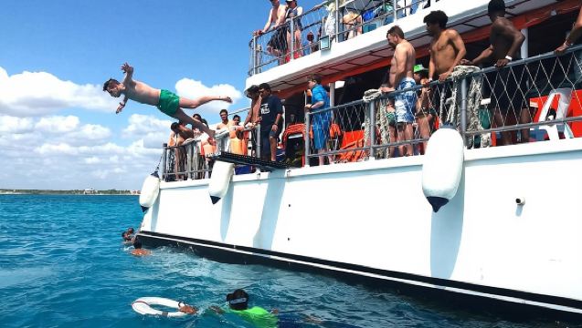 เรือดานเซอร์ ครุยส์ อิสลามูเฮเรส ดำน้ำตื้น รวมอาหารและเครื่องดื่ม