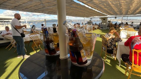 Istanbul: Bosporus-Kreuzfahrt bei Sonnenuntergang mit Getränken und Snacks