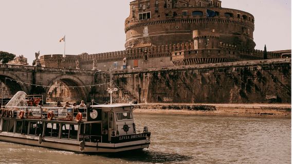 Roma: biglietto per il tour in barca sali e scendi sul fiume Tevere