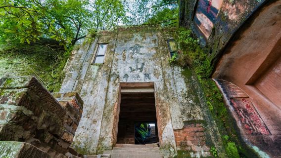 2-day private Danxia Mountain and Nanhua Temple trip departing from Guangzhou by train