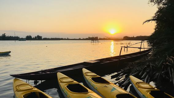 Paddeltour bei Sonnenuntergang und Laternenstadt