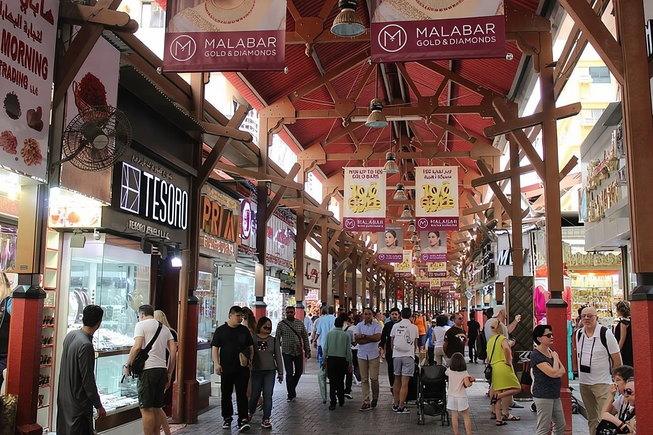 Old Dubai Walking Tour with Local/souks, boat, and local tasting.