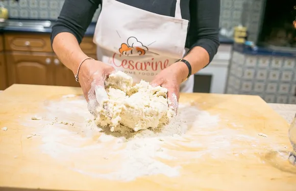 萊切：塞薩琳在當地正宗家庭教授義面和提拉米蘇課程