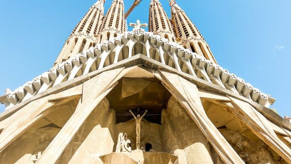 Barcelona all included: Sagrada, Park Güell, Montjuic & Gothic
