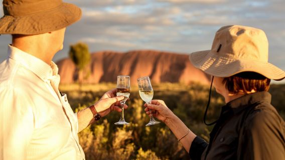 จาก Ayers Rock Resort: มื้อค่ำบาร์บีคิวชมพระอาทิตย์ตกที่อูลูรู