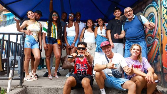 Medellín: Comuna 13 Graffiti Tour w/Street Food & Cable Car