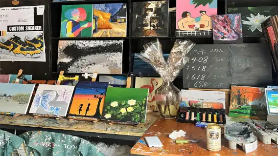 Draw, Chat, Drink Coffee, and Spend a Fun and Comfortable Afternoon