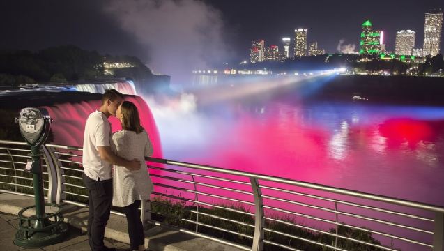 ทัวร์น้ำตกไนแอการารวมทุกอย่าง: แสงสีเสียงยามค่ำคืนและนั่งเรือชมวิว