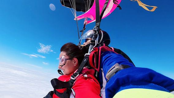 成都旅拍【成都龍泉洛帶跳傘4500公尺高空跳傘+USPA職業教練跟拍】