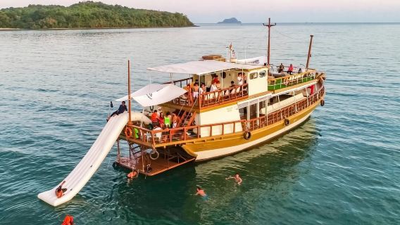 ทัวร์วันเดียว/ทัวร์หลายวัน ในประเทศไทย: ล่องเรือโจรสลัด + พายเรือคายัค ถ้ำทะเล