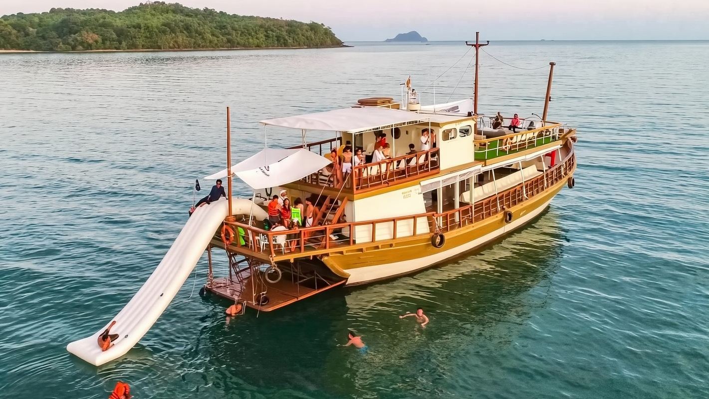 ทัวร์วันเดียว/ทัวร์หลายวัน ในประเทศไทย: ล่องเรือโจรสลัด + พายเรือคายัค ถ้ำทะเล