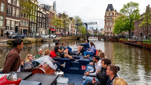 Amsterdam Canal Cruise With Live Guide and Unlimited Drinks