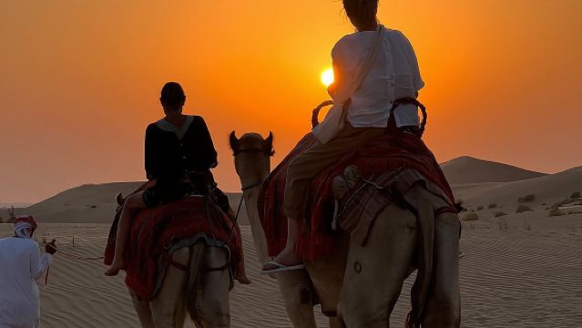 Safari por el desierto de Abu Dabi con sandboarding, paseo en camello y cena de barbacoa
