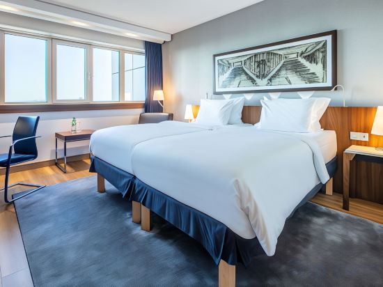 Radisson Blu Hotel, Hamburg - Tap to explore photos