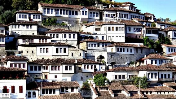 "Berat y la ciudad de Durrës, lago Belsh - Excursión de un día desde Tirana"