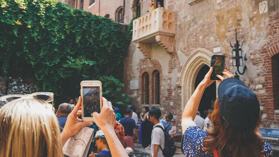 Tour a piedi dei punti salienti di Verona in piccoli gruppi