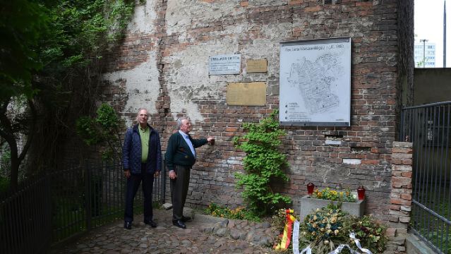 ทัวร์ประวัติศาสตร์ส่วนตัวในวอร์ซอด้วยรถฟีอัทคลาสสิก พร้อมบริการรับส่ง