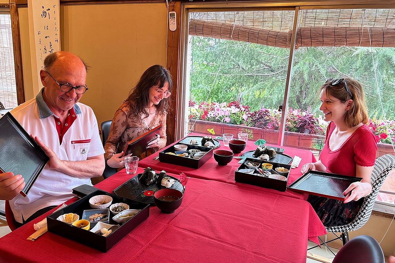 มาทำข้าวปั้นและเพลิดเพลินกับอาหารกลางวันสไตล์ญี่ปุ่นแบบดั้งเดิมที่ยานากะกันเถอะ