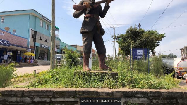 Fort Portal: tour della città con il Palazzo del Re e il mercato locale