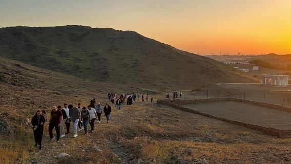 Jeddah: Moon Mountain Hiking and Sunset Yoga