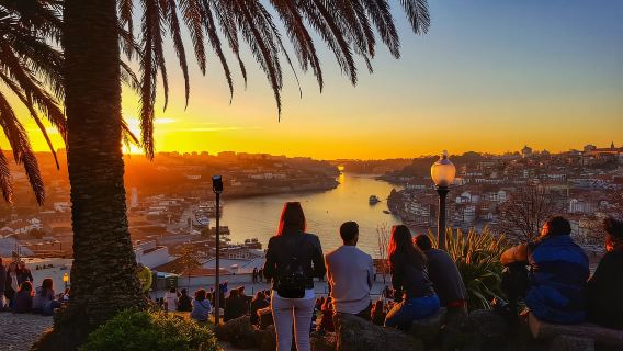 Porto: tour privato a piedi al tramonto con vino Porto e viste panoramiche