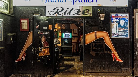 Hamburg: St. Pauli Highlights Guided Tour with Beer for 18+