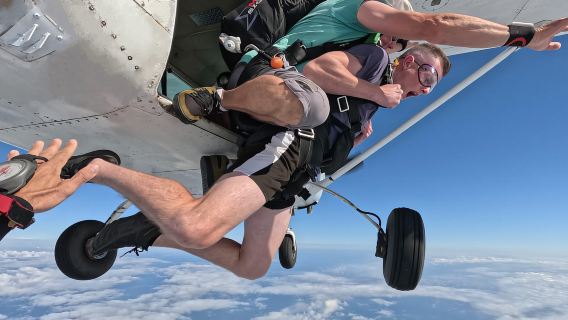 Sydney, Shellharbour: 15,000ft Tandem Beach Skydive