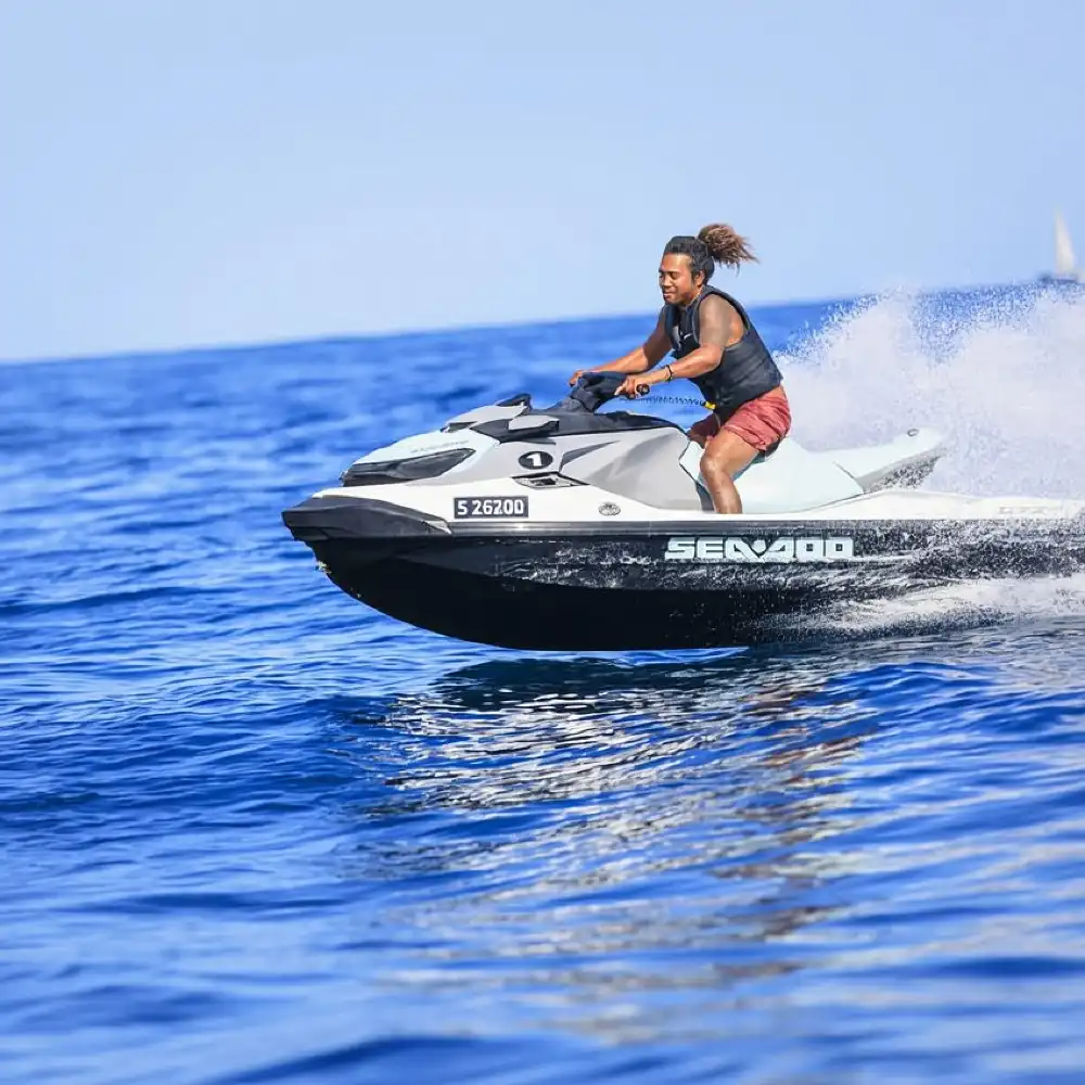 セント・ジュリアンズ：セント・ジョージ湾でのジェットスキーレンタル