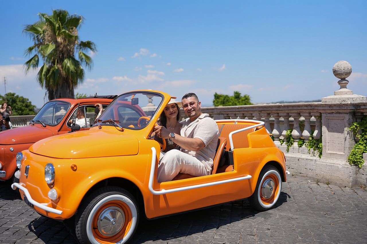 Roma: Servicio de sesión de fotos con un Fiat 500 clásico