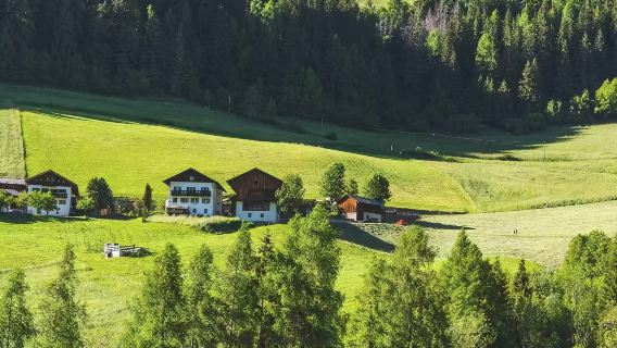 米蘭出發—多洛米蒂經典的明信片風光：富內斯山谷