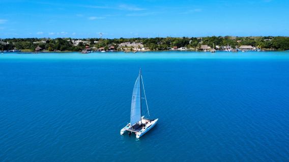 Bacalar: Giro in Barca a Vela di Gruppo con Guida