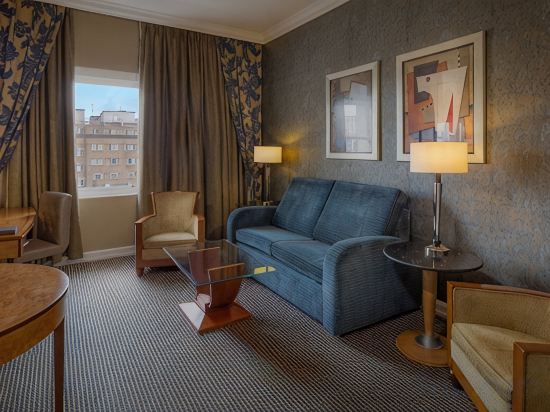 Hilton London Paddington Room Type - Queen Suite with Lounge Access Hilton London Paddington Room Type - Queen Suite with Lounge Access