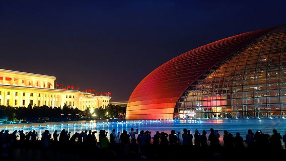 Tour privato a piedi notturno a Pechino: via Qianmen, piazza Tiananmen e via Wangfujing