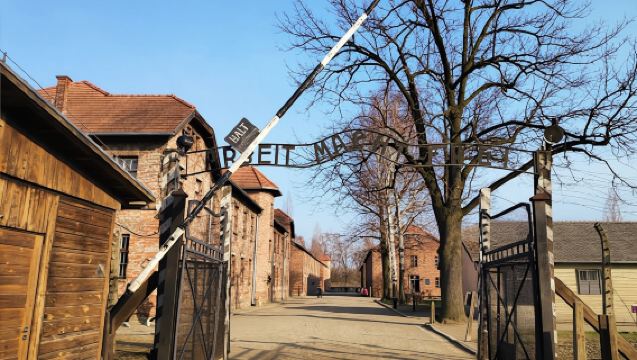 เที่ยวค่ายกักกันเอาช์วิทซ์-เบียร์เคนเนาและเหมืองเกลือวีลิชก้าในวันเดียวจากคราคูฟ