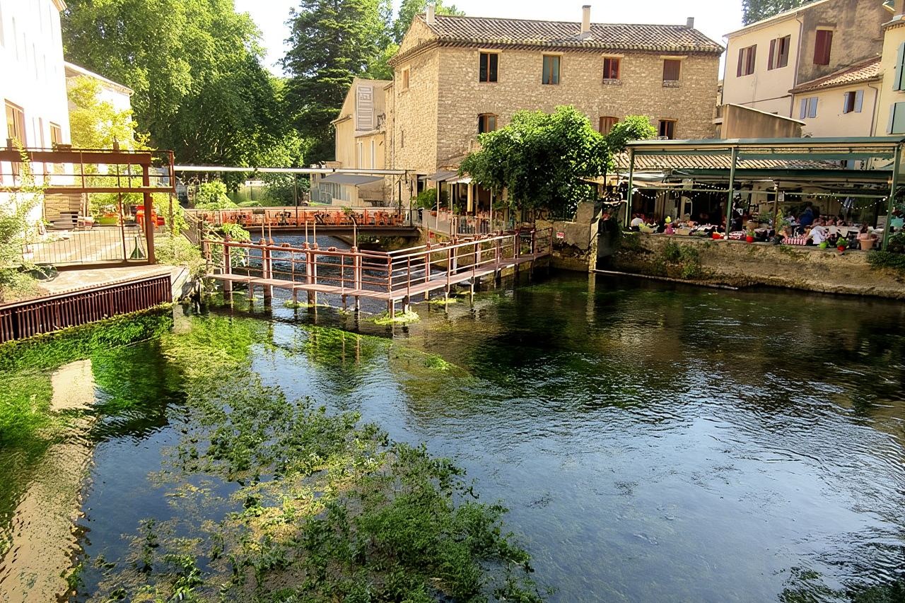 Half-day tour to Roussillon + Gordes + Fontaine-de-Vaucluse in France|Luberon mountain village view|Morning departure