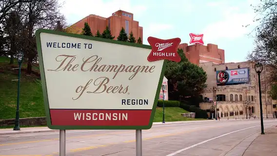 Chicago:Milwaukee City Highlights Day Trip with Brewery Tour