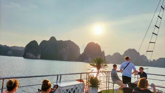 Từ Hà Nội: Tour Vịnh Hạ Long kèm Du thuyền & Ăn trưa