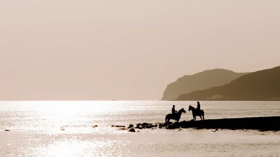 Santorini: Paseo a caballo por la playa de arena negra de Eros