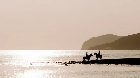 Santorin: Reiten am schwarzen Sandstrand von Eros