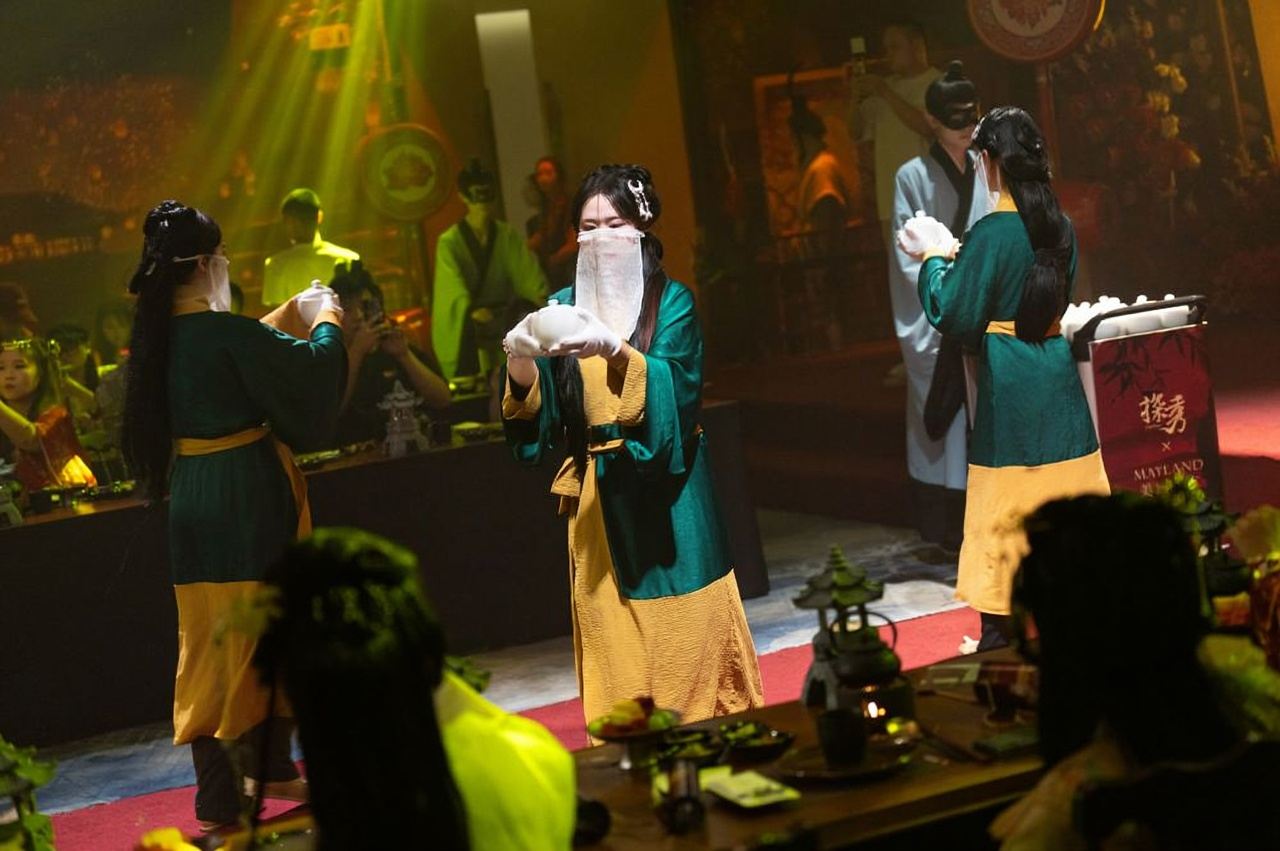 Changsha Exploration: Immersive Journey Through the Chu-Han Dynasty Palace – Unlock a Millennium-Old Imperial Feast (Premium Hunan-Chu Cuisine + Ancient-Style Performances + Hanfu Experience)